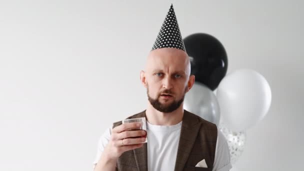 Geburtstag Toast festlichen Gruß Mann Party jubelt — Stockvideo