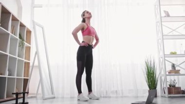 Çevrimiçi eğitim sabah egzersizi yapan kadın.