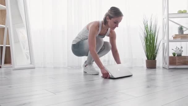 Jambes exercice femme athlète entraînement à distance ordinateur portable — Video