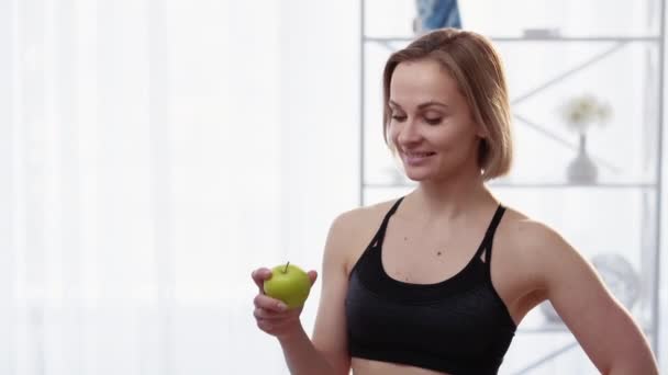 Gesunde Ernährung ausgewogene Ernährung Dame hält Apfel — Stockvideo