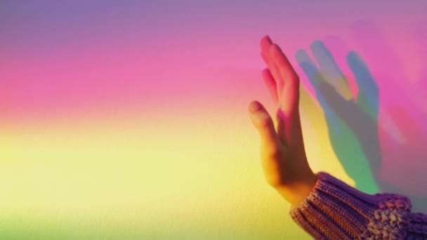 Abstract hand gloeien LGBT trots regenboog neon licht — Stockvideo