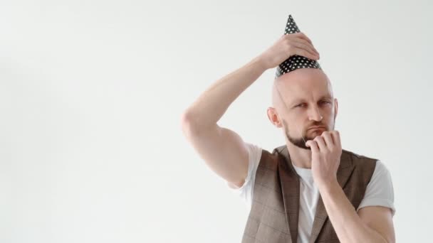 Cumpleaños alegría disgustada hombre feliz de usar sombrero de fiesta — Vídeos de Stock