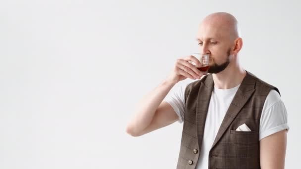 Алкоголь вкус пить веселый вкус рома человек счастлив — стоковое видео