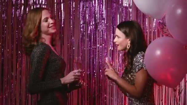 Geburtstagsparty fröhlich festlich Frauen Feiertagsgetränk — Stockvideo
