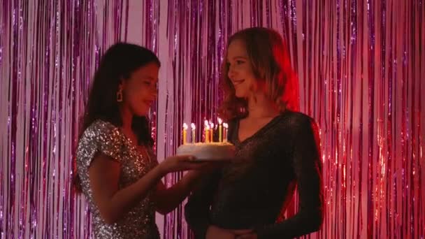 Geburtstagsüberraschung glückliche Frauen Feiertagsfeier — Stockvideo