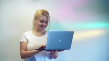 gadget People çevrimiçi iletişim kadını dizüstü bilgisayarı