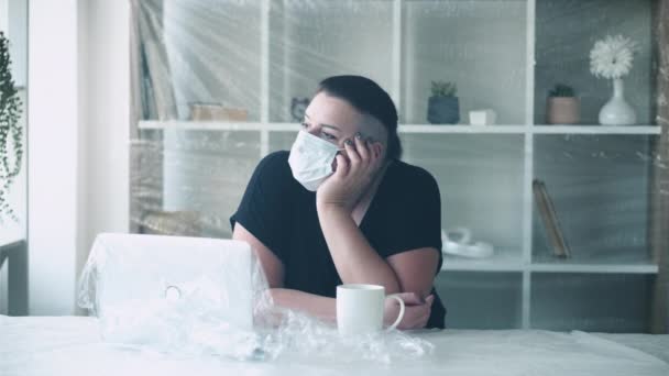 Офисная изоляция удаленная работа ковидная женщина маска — стоковое видео