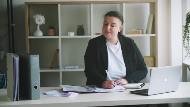 Preguiçoso empregado local de trabalho procrastinar mulher — Vídeo de Stock