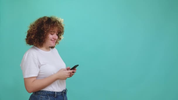 Gadget människor online chatta plus storlek flicka telefon — Stockvideo