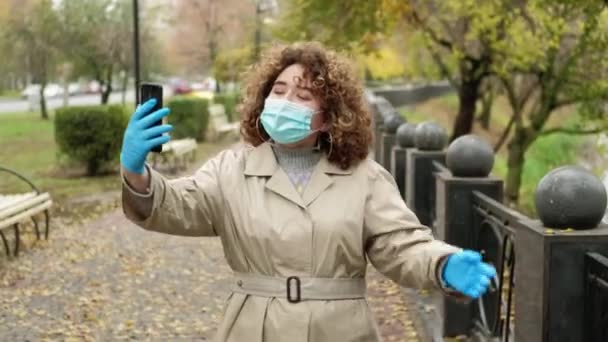 Відстань відносини відео виклик жінка маска телефон — стокове відео