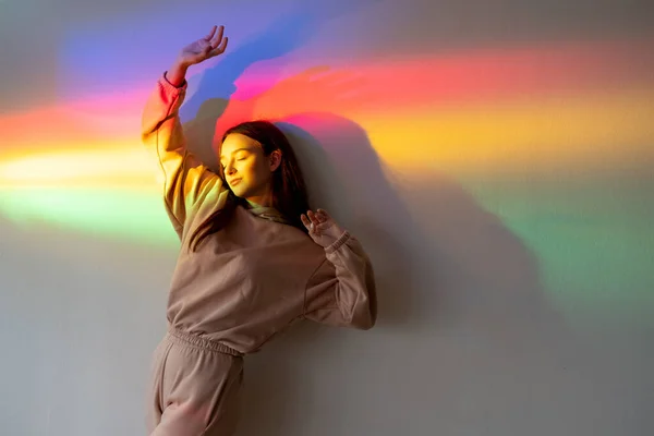 Arco iris luz mujer paz energía chica arco iris — Foto de Stock