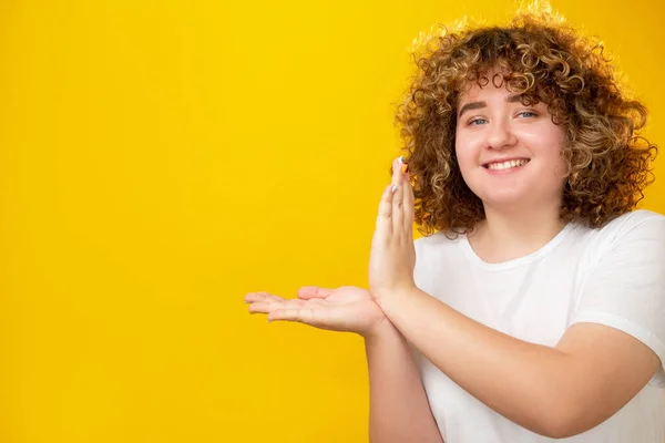 Fettleibigen bieten übergewichtige Frauen Palmen an — Stockfoto