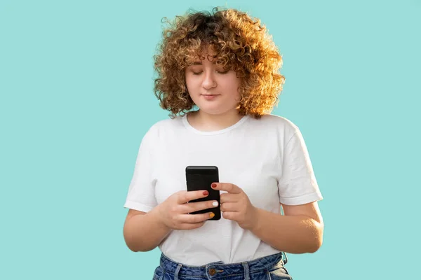Gadget personas teléfono comunicación mujer con sobrepeso —  Fotos de Stock