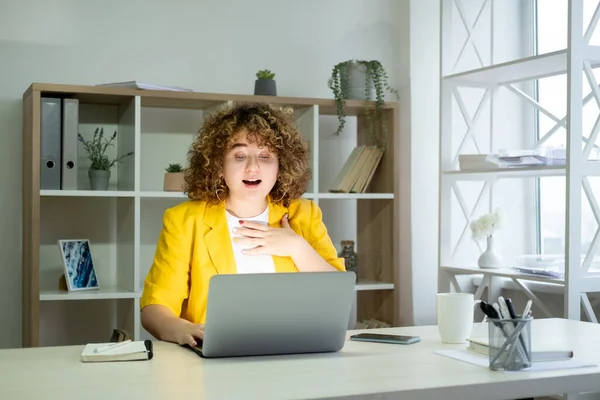 Éxito empresarial sorprendido trabajador mujer portátil — Foto de Stock