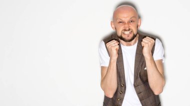 Öfkeli adam öfkesi saldırganlığı bastırıyor