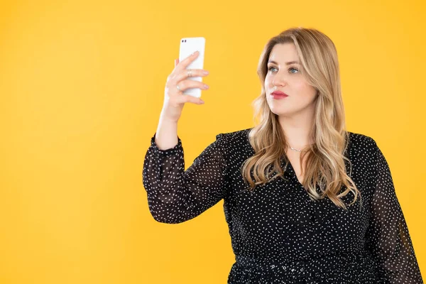 Videollamada tecnología móvil más tamaño mujer teléfono —  Fotos de Stock