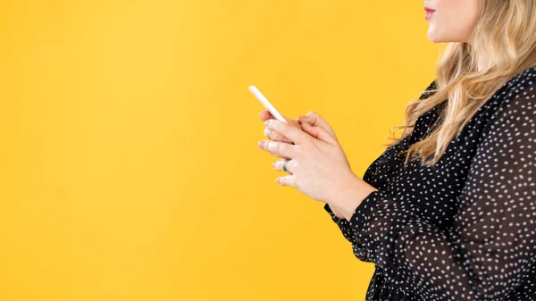 Dieta app controle de obesidade excesso de peso mulher telefone — Fotografia de Stock