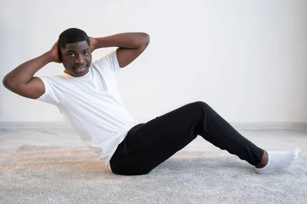 Atlétikai fekete férfi fitness tornaterem otthon képzés — Stock Fotó