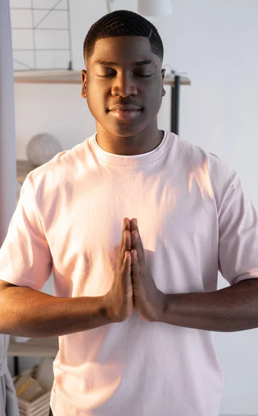 's Ochtends ontspannen rustige zwarte man thuis yoga — Stockfoto
