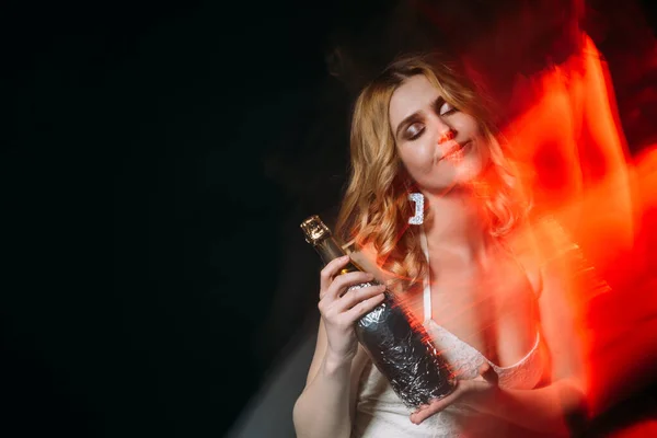 パーティーの喜びにインスパイアされた女性の休日の飲み物 — ストック写真