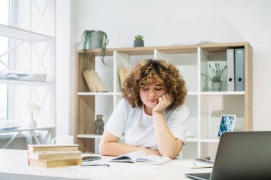 Eğitimli öğrenci sınavı okumaktan sıkılmış