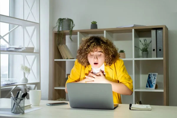 Проблеми з програмним забезпеченням шокована жінка ноутбук робочий простір — стокове фото