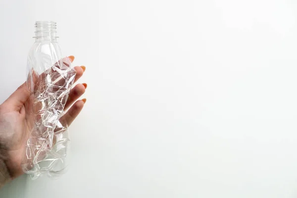 Reducción de basura cero residuos mano celebración de plástico — Foto de Stock