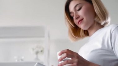 Su uygulaması hidrasyonu hatırlatan kız telefonla iç.