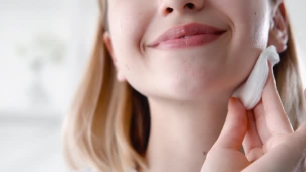 Cuidado de la piel limpieza facial sonriente cara de mujer — Vídeos de Stock