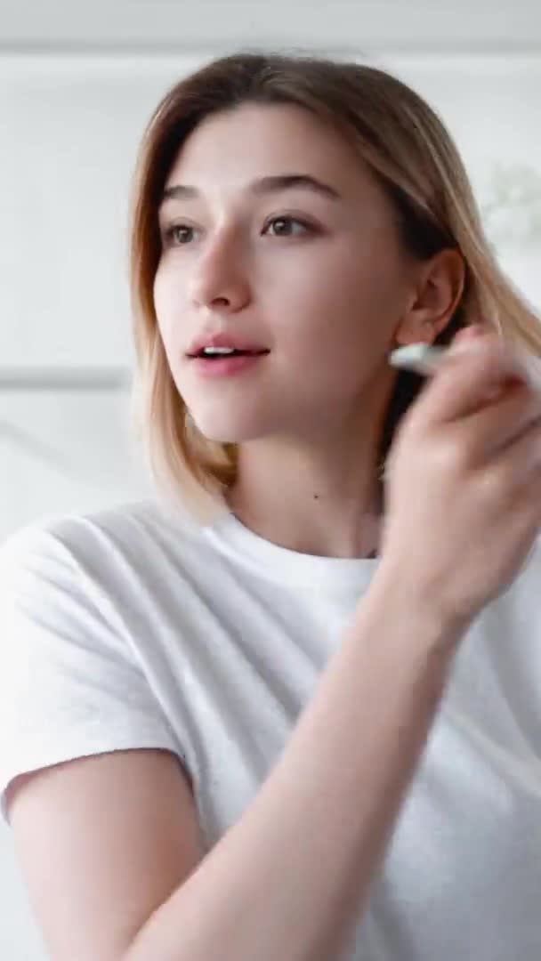 Trucco naturale ragazza applicando rossore viso con pennello — Video Stock
