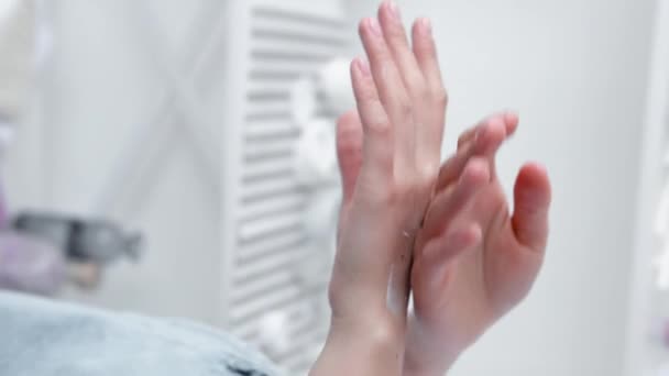 手部保湿护肤妇女涂乳霜 — 图库视频影像