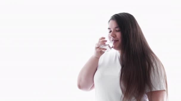 Hidratação saudável mulher com sobrepeso água potável — Vídeo de Stock