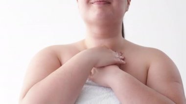 Deri esnekliği yüz jimnastik salonu obez kadın boyun masajı