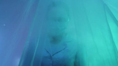 Cephe doktoru, insani yardım uzmanı.