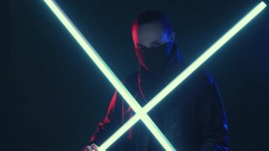 Siber Punk dövüşçüleri gecesi neon eylemci kadın