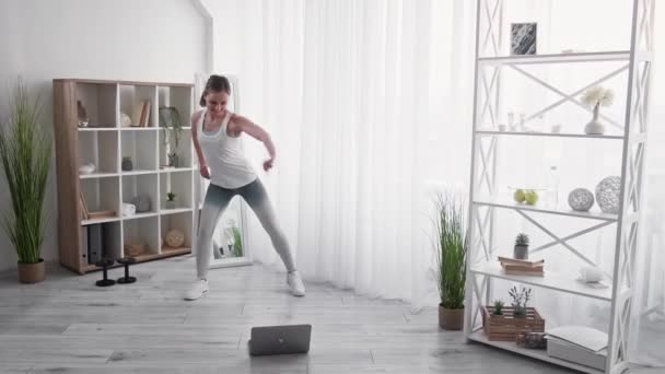 Žena trenér fitness cvičení video žena notebook — Stock video