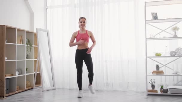 Жінка-інструктор фітнес тренування спортсмен вправи — стокове відео
