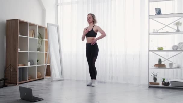 Online fitness aerobics utbildning kvinna levande bärbar dator — Stockvideo