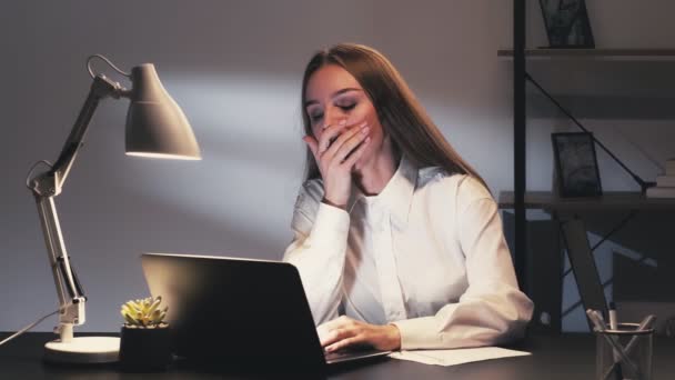 Fadiga excesso de trabalho cansado sonolento mulher de negócios — Vídeo de Stock