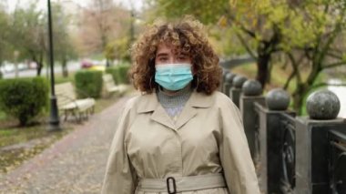 Karantina yalnızlık sonbahar melankolik kadın parkı