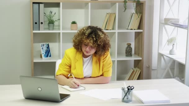 Educação remota cursos on-line estudante menina notas — Vídeo de Stock