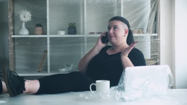 内務省の仕事心配してる女性の電話 — ストック動画