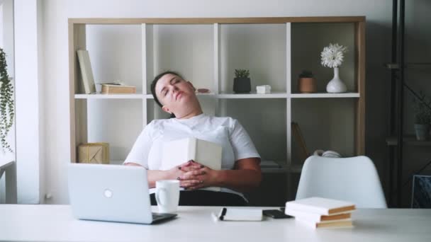 Esaustivo lavoro mancanza di sonno stanca donna pisolino — Video Stock