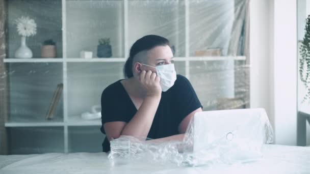 Escritório quarentena pandemia solidão mulher máscara — Vídeo de Stock