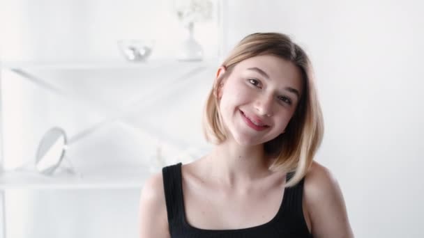 Свіжа модель обличчя природна краса щаслива усміхнена дівчина — стокове відео
