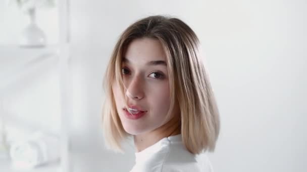 Vlasy kůže krása přírodní kosmetologie dívka tvář — Stock video