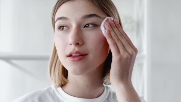 Oczyszczanie twarzy skóra leczenie kobieta bawełna pad — Wideo stockowe