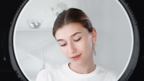 Cuidado facial piel hidratante mujer aplicación de crema — Vídeo de stock