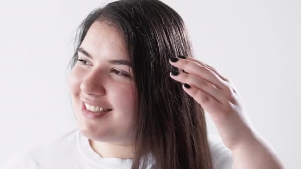 Cuidado del cabello rutina cuerpo positivo mujer obesa cabello — Vídeos de Stock