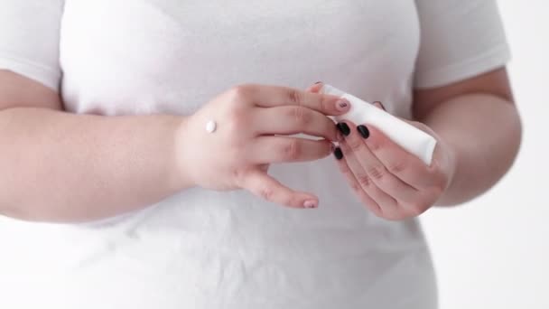 Cura della mano pelle idratante donna in sovrappeso crema — Video Stock